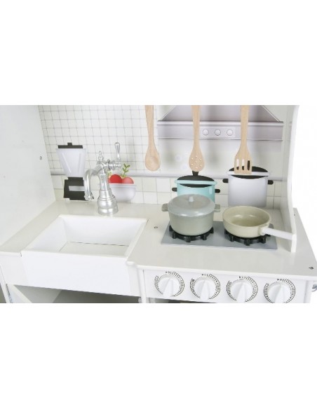 Ogromna drewniana biała kuchnia z akcesoriami piekarnik lodówka