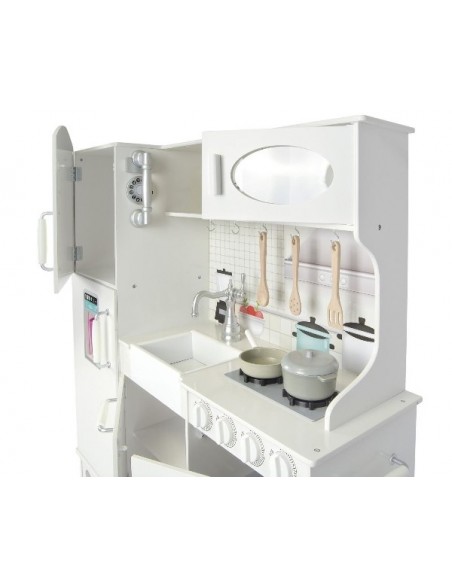 Ogromna drewniana biała kuchnia z akcesoriami piekarnik lodówka