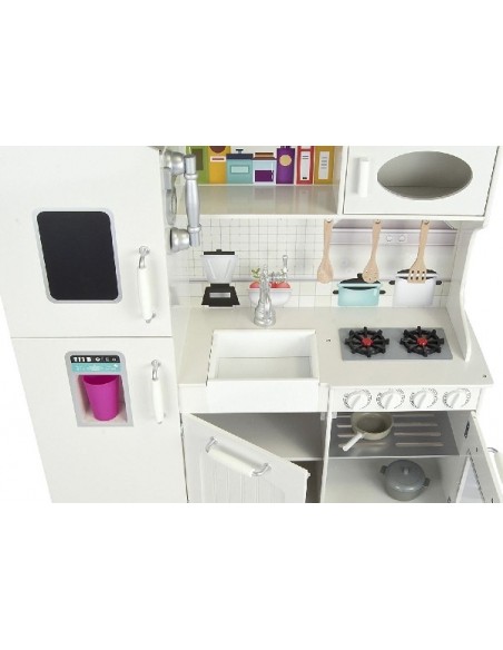 Ogromna drewniana biała kuchnia z akcesoriami piekarnik lodówka