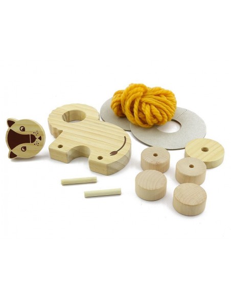 Drewniany lew pomponik