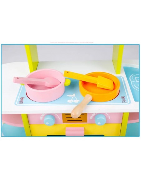 Drewniana kuchnia z akcesoriami